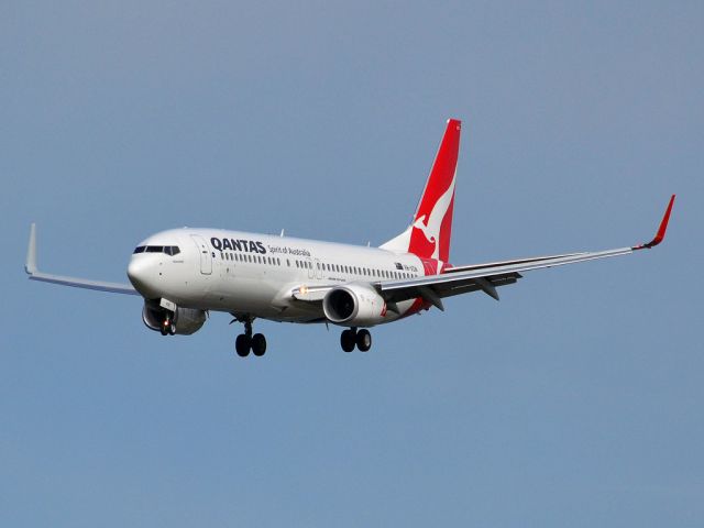 Boeing 737-800 (VH-VZW) - On short finals for runway 05. Thursday 12th July 2012.