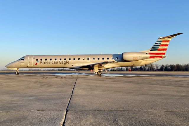 Embraer ERJ-145 (N906AE)