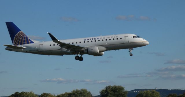 Embraer 175 (N602UX) - On final is this 2019 United Express Embraer 170-200LL in the Autumn of 2020.