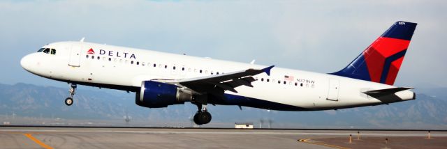 Airbus A320 (N371NW) - Landing on 16L.