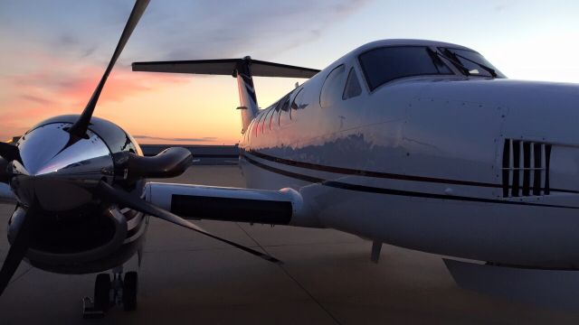 Beechcraft Super King Air 200 (N1HX) - sunset at SUS