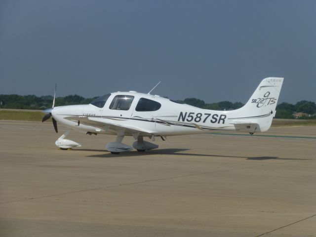 Cirrus SR-22 (N587SR)