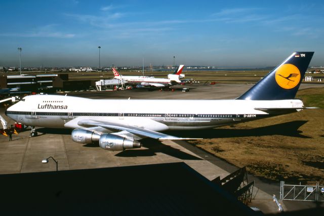 BOEING 747-8 (D-ABYM) - LUFTHANSA - BOEING 747-230BM - REG : D-ABYM (CN 21588/342) - KINGSFORD SMITH SYDNEY NSW. AUSTRALIA - YSSY 29/6/1988 35MM SLIDE SCANNED WITH A EPSON PERFECTION V700 FLATBED SCANNER.