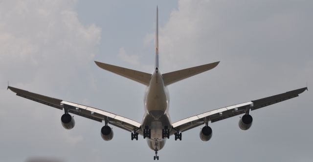 Airbus A380-800 —