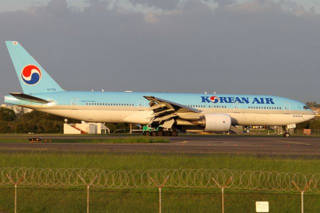 Boeing 777-200 (HL7752)