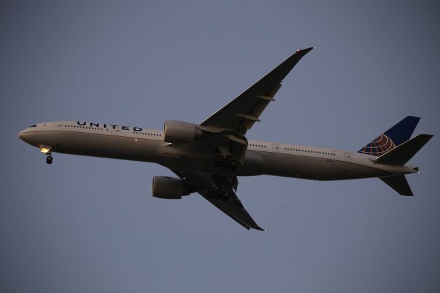 BOEING 777-300ER (N2645U)