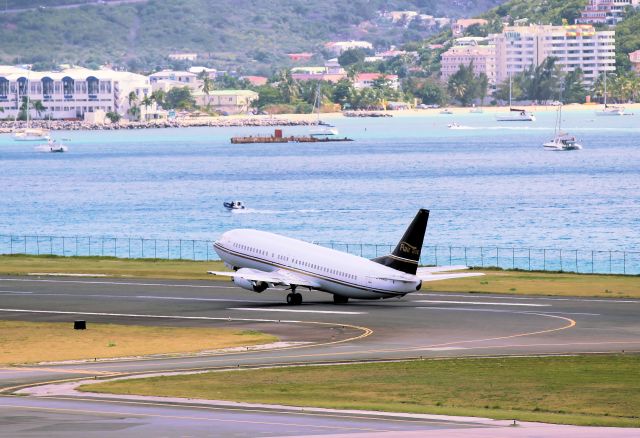 BOEING 737-400 (C-FLEJ)