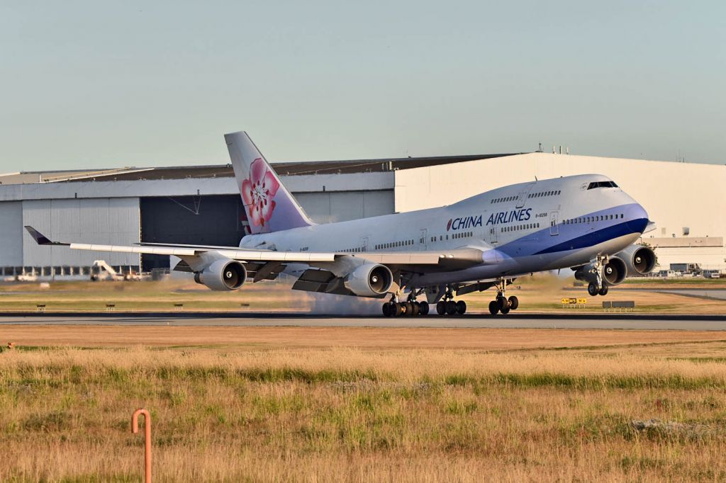 Boeing 747-400 (B-18208)