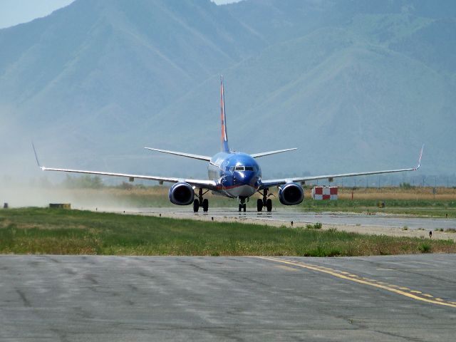 Boeing 737-700 (N711SY)