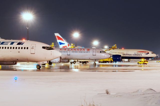 Boeing 737-700 (C-FIWJ) - 3 in a row de-icing.