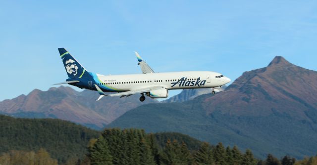 Boeing 737-800 (N523AS) - On short final to runway 8 at Juneau,AK.