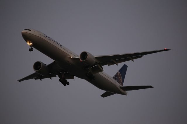 BOEING 777-300ER (N2645U)