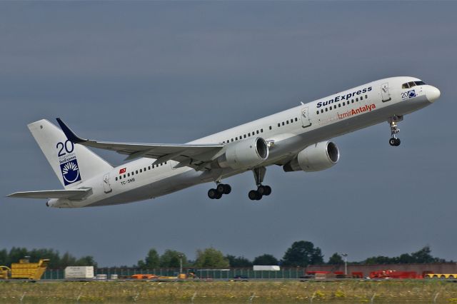 Boeing 757-200 (TC-SNB) - Boeing 757-2Q8  SunExpress  TC-SNB  EDDS Stuttgart  16.July 2009