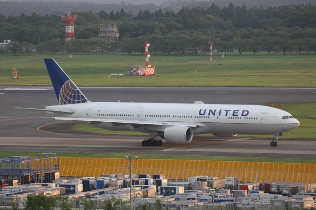 Boeing 777-200 (N785UA)