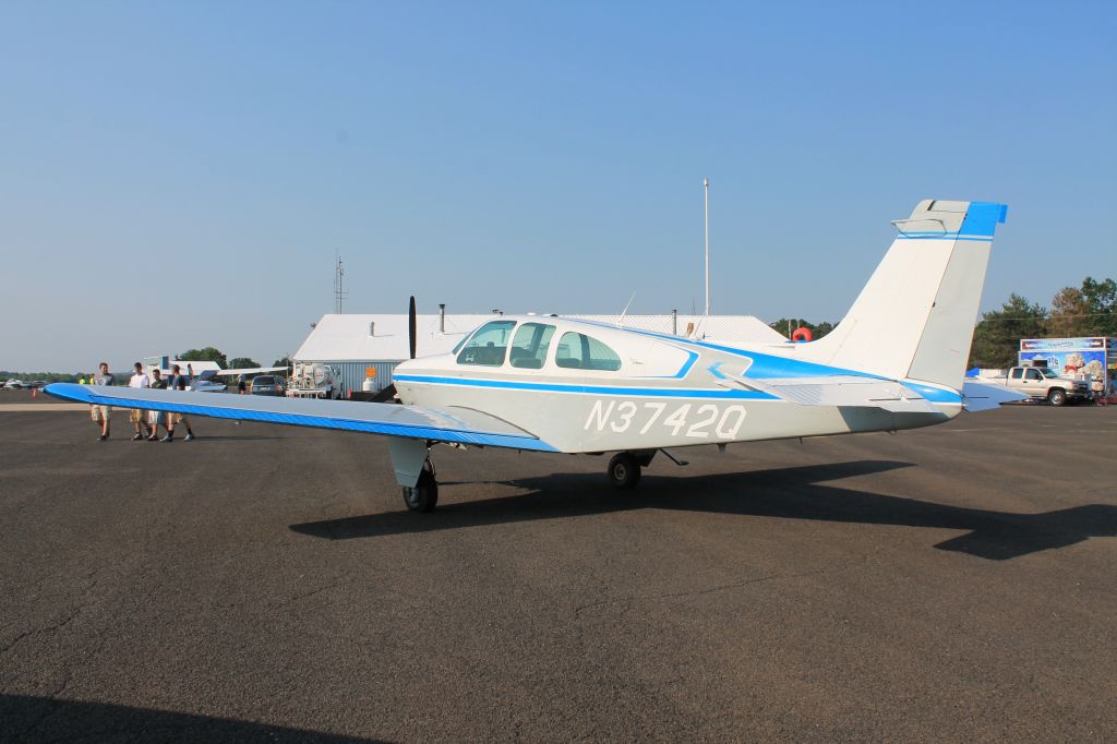 Beechcraft Bonanza (33) (N3742Q)