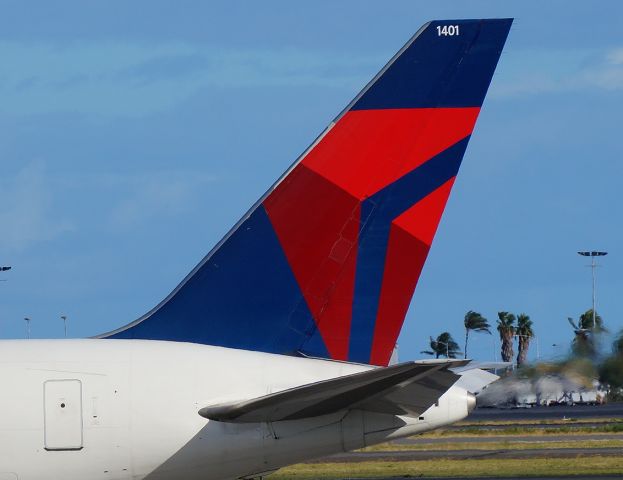 BOEING 767-300 (N140LL)