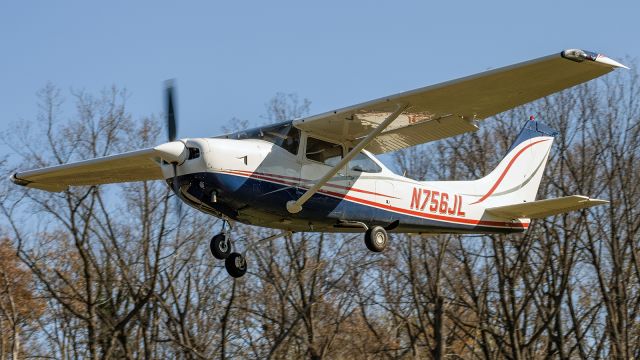 Cessna Skylane (N756JL) - N756JL on a short final to College Park Airport's runway 33 after a flight from Norfolk 