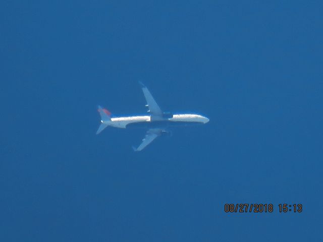 Boeing 737-800 (N37700)