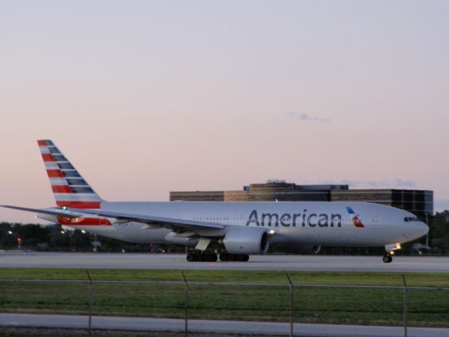 Boeing 777-200 (N772AN)