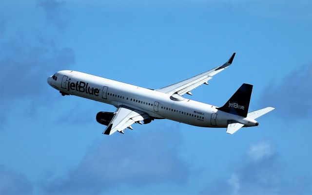 Airbus A321 (N995JL)