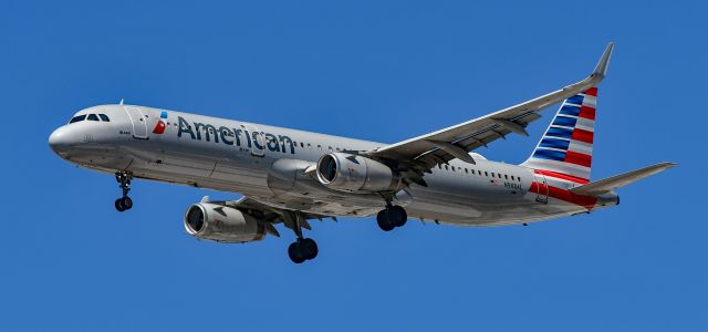 Airbus A321 (N988AL) - N988AL American Airlines Airbus A321-231 s/n 7154 - Las Vegas - Harry Reid International Airport KLASbr /Photo: Tomás Del Corobr /USA - Nevada May 15, 2025