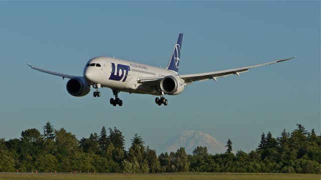 Boeing 787-8 (SP-LRD) - BOE273 on final approach to runway 34L to complete its maiden flight on 6/4/13. (LN:87 cn 35941). Mount Rainier is visible in the distance.