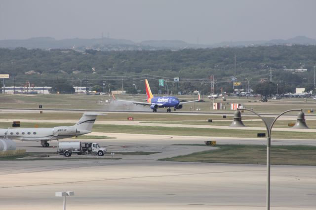 Boeing 737-700 (N421LV)