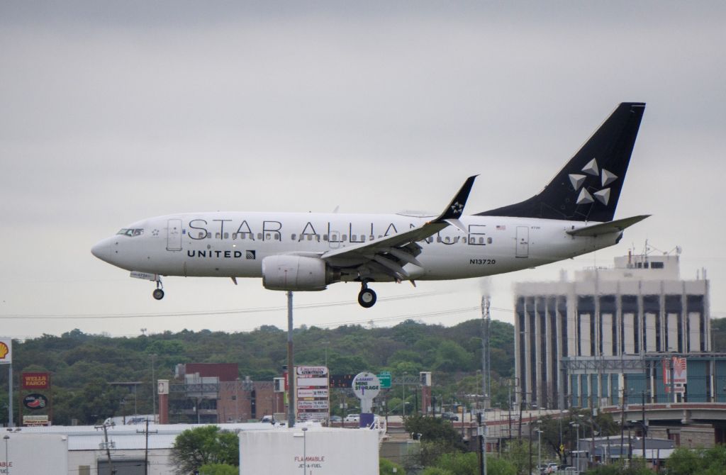 Boeing 737-700 (N13720) - Star Alliance livery on final for Runway 4
