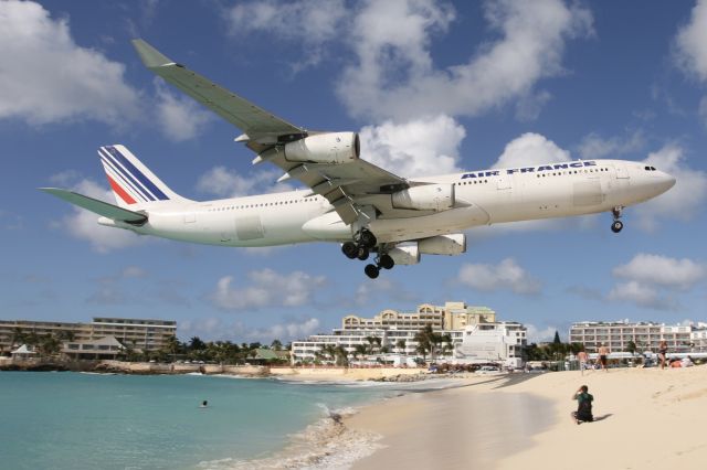 Airbus A340-300 (F-GNIF) - January 12, 2009 - landed over Maho Beach in St. Maarten 