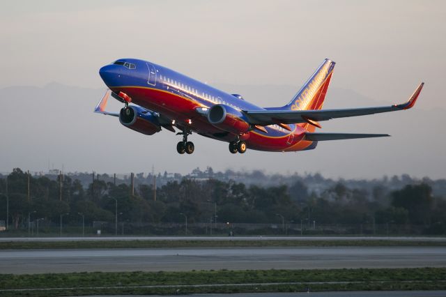 Boeing 737-700 (N425LV) - Breaking into the morning sun, Los Angeles, California USA