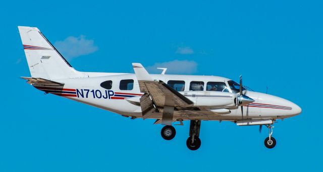 Piper Navajo (N710JP) - N710JP 1979 Piper Navajo Chieftain PA-31-350 - North Las Vegas Airport KVGTbr /Photo: TDelCorobr /February 18, 2011 (T)