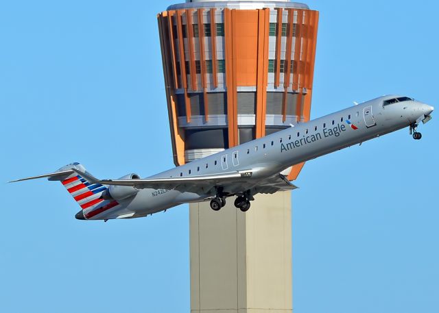 Canadair Regional Jet CRJ-900 (N242LR)