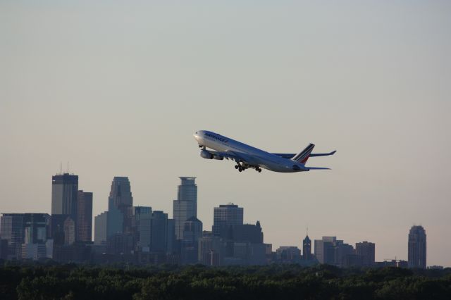 Airbus A340-300 (F-GLZH) - Air France departs KMSP.