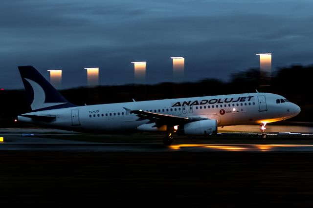 Airbus A320 (YL-LDI) - No cabinlight inside, difficult to get it sharp!!