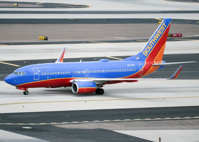 Boeing 737-700 (N7742B)