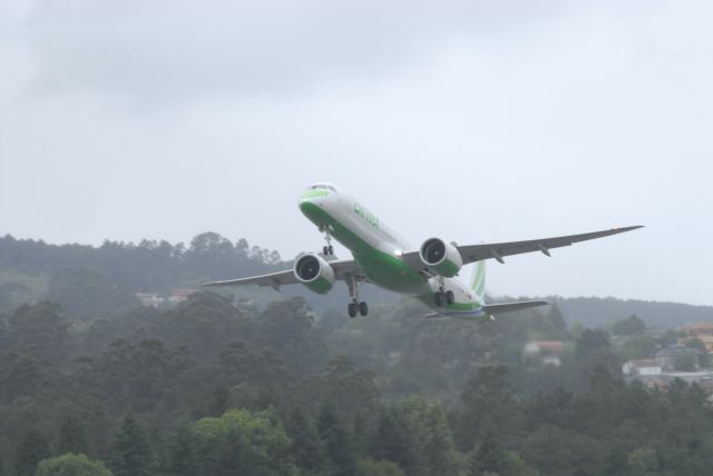 EMBRAER ERJ-190-400 (EC-NFA) - EC-NFA TakeOff From LEVX To GCLP. 20-06-2021