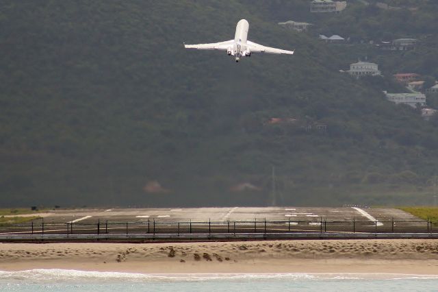 Boeing 727-100 (N495AJ) - Amerijet N495AJ departing St Maarten