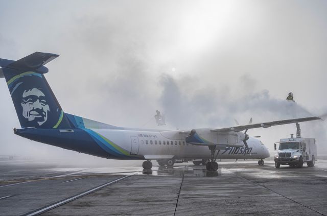 de Havilland Dash 8-400 (N447QX) - FORRY MORNING DEICING