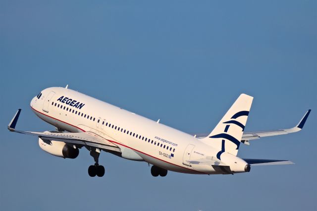 Airbus A320 (SX-DGZ)