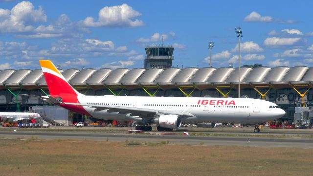 Airbus A330-200 (EC-LZX) - Iberia Airbus A330-302 EC-LZX in Madrid 