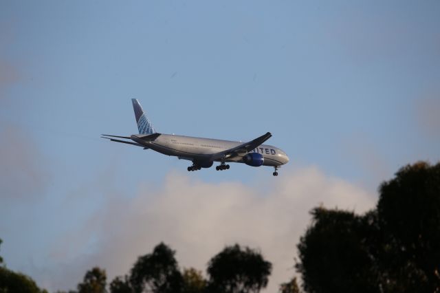 BOEING 777-300ER (N2250U)