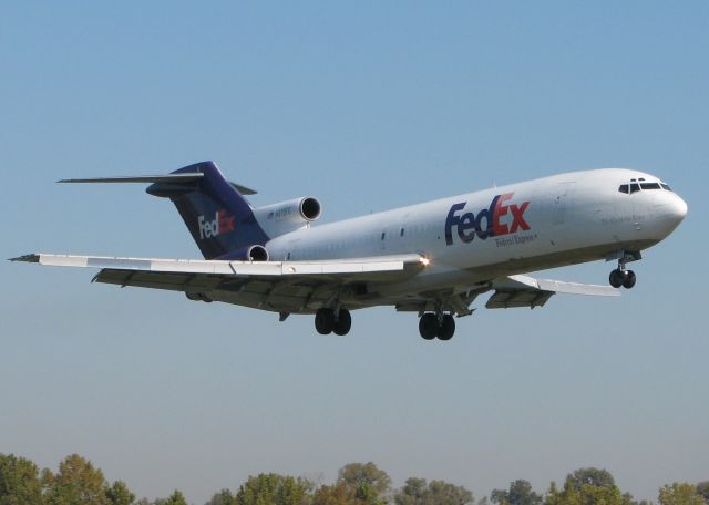 Boeing 727-100 (N270FE) - Landing at Downtown Shreveport on 14. FedEx donated this to a local college aerospace program so this is its last landing,,,ever!!!