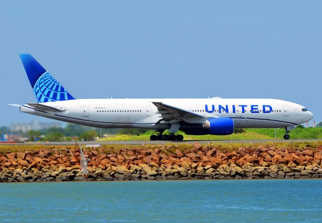 Boeing 777-200 (N785UA)