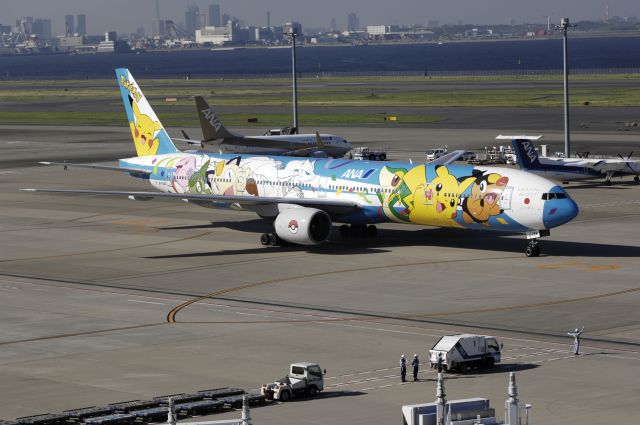 BOEING 777-300 (JA754A) - Taxi to Spot at Haneda Intl Airport on 2012/07/10 "Pokemon c/s"