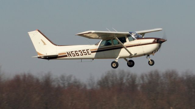 Cessna Skyhawk (N5635E) - Departing Runway 8