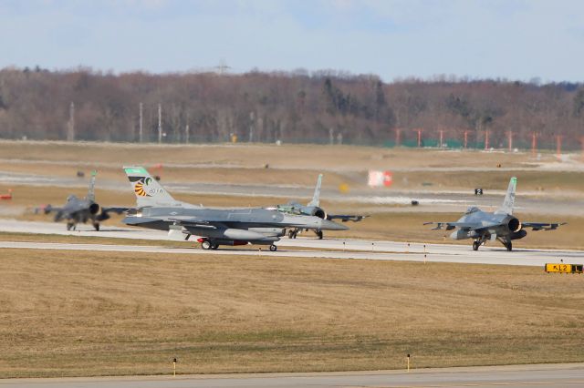 Lockheed F-16 Fighting Falcon (89-2098) - 89-2098 following 89-2085, 90-0704, and 89-2082 as they taxi to RWY 6R from Atlantic Aviation on 7 Apr 2018.