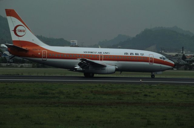 Boeing 737-200 (JA8475) - Taxing at Matsuyama Intl Airport on 1991/05/11