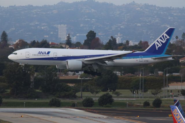 Boeing 777-200 —