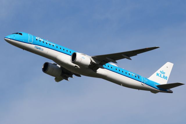 EMBRAER ERJ-190-400 (PH-NXM) - 1700th Embraer aircraft