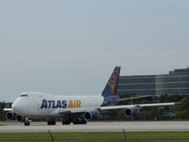 Boeing 747-400 (N415MC)